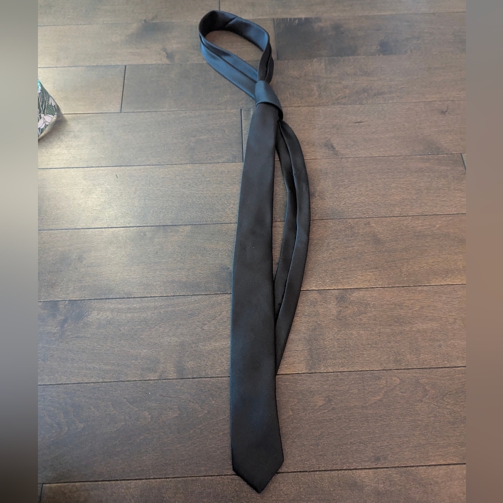 Skinny black tie
